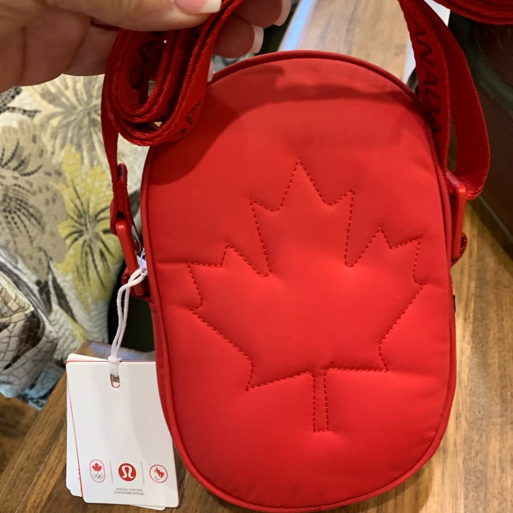 Lululemon Crossbody bag Team Canada 🇨🇦 2022 Mapleleaf emblem & name on strap